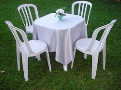 Aluguel de mesas e cadeiras PVC, mesa pranchao 2m x o,95m para bolo, toalhas de mesa e brinquedos